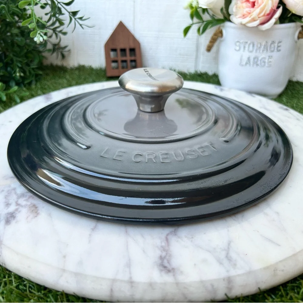 LE CREUSET lid only , New pls see pictures for more details, size and color